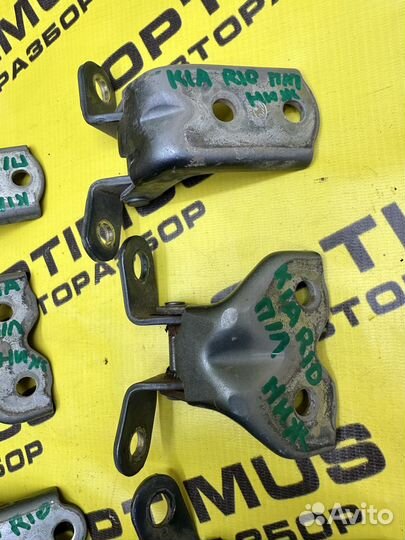 Петля двери Kia Rio 3