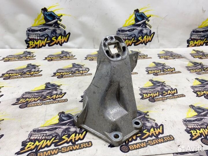 Кронштейн двигателя правый Audi A6 C4 AAH 1996