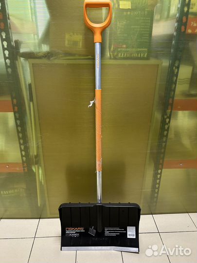 Ручной скрепер для уборки снега fiskars