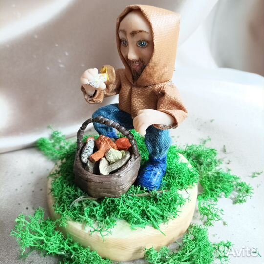 Сувенирная кукла Грибник с корзиной грибов