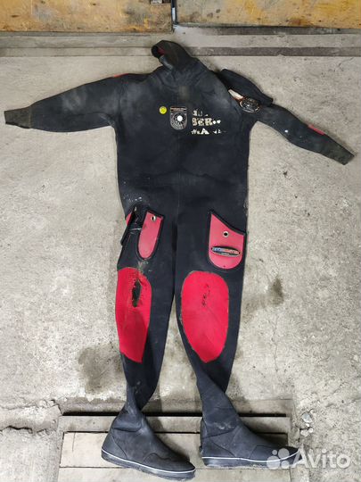 Сухой гидрокостюм для дайвинга