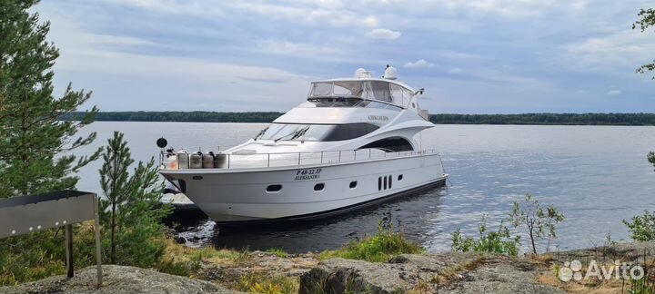 Моторная яхта, катер