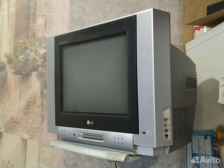 Телевизор с кронштейном