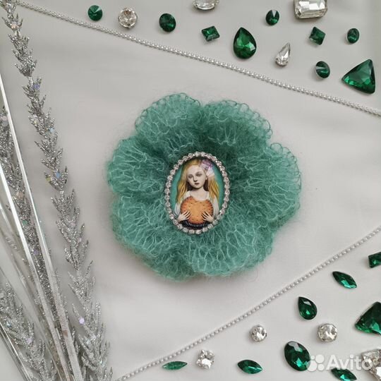 Брошь-цветок зелёная вязаная 