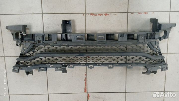 Решетка в бампер центральная X-RAY