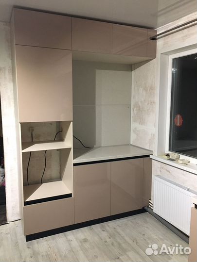 Угловая кухня под потолок на заказ в Омске