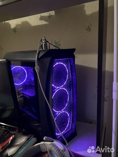 Игровой компьютер с монитором и клавиатурой