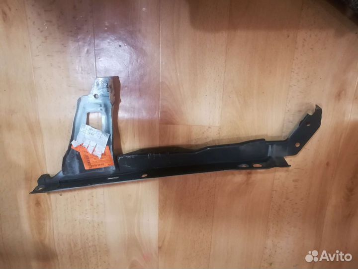 Кронштейн замка капота Toyota Land Cruiser