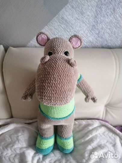 Игрушка бегемот, вязанный
