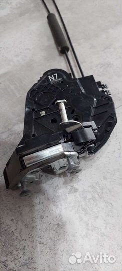 Замок двери задний правый Toyota Camry V70