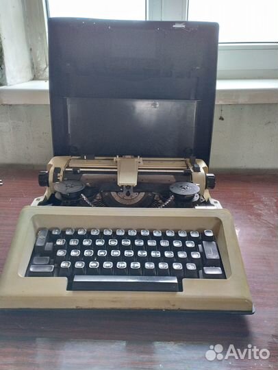 Печатная пишущая машинка