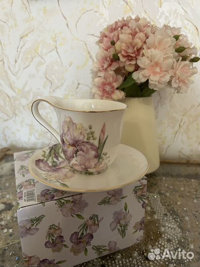 Бокал с блюдцем