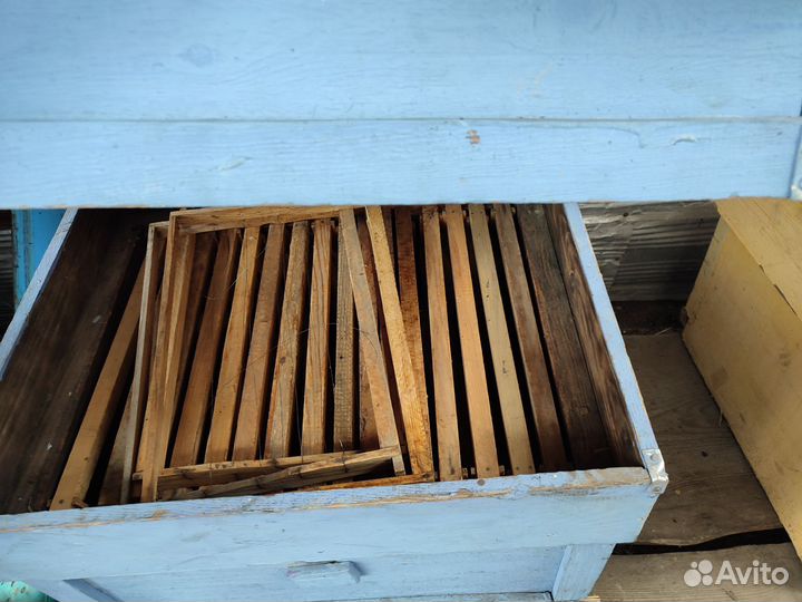 2 улея для пчел