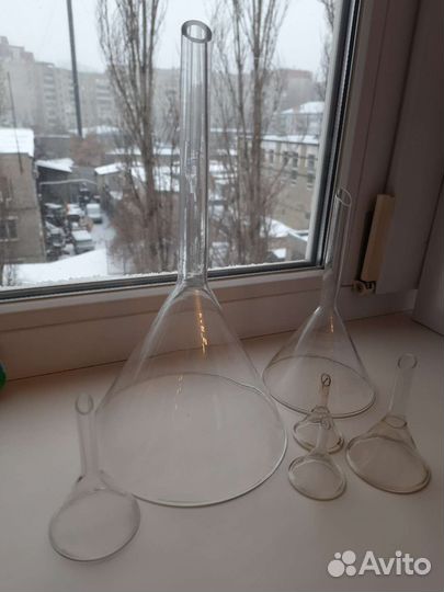 Химические лабораторные колбы, цилиндры и воронки