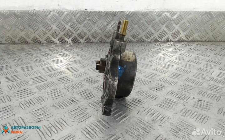 Насос вакуумный Opel Astra J 2010