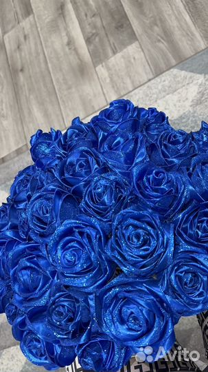 Букет из атласных роз с блестками