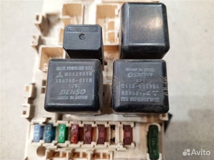 Блок предохранителей салонный Mitsubishi Pajero i