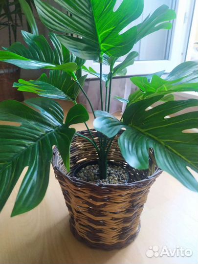 Искусственные цветы в горшках