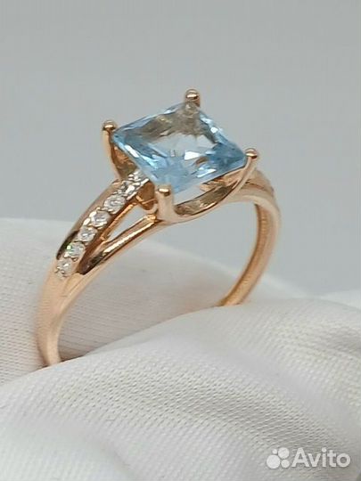 Кольцо с природным камнем Золото