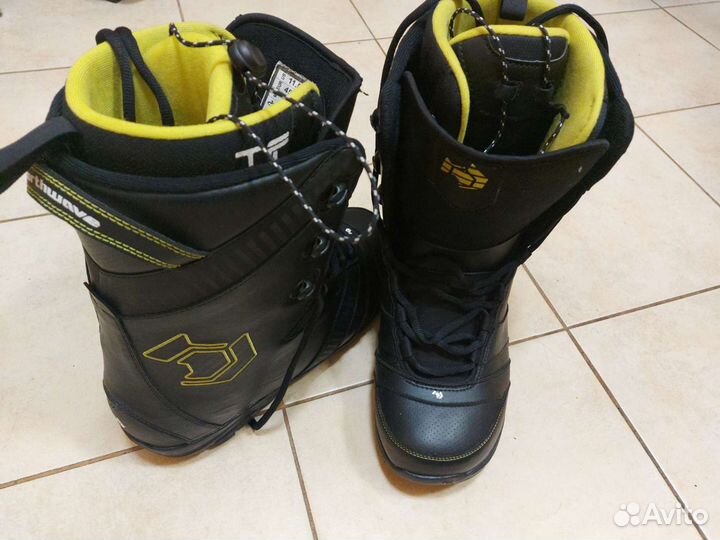 Сноуборд с креплениями и ботинками