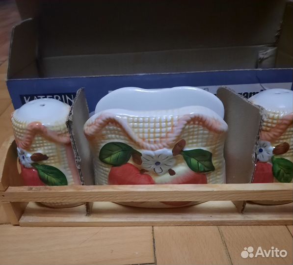 Солонка, перечница и салфетница