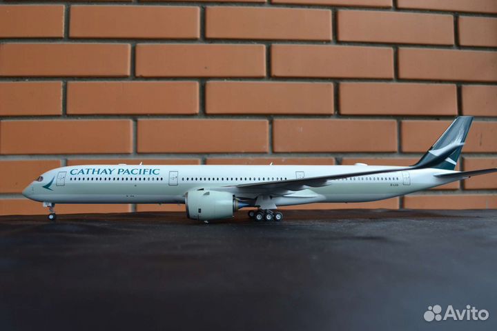 Модель самолёта Airbus A350-1000