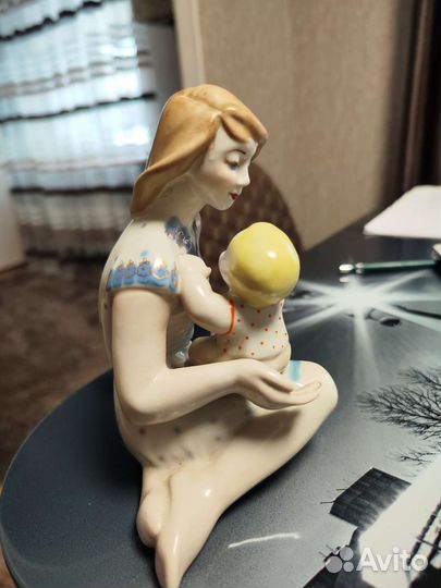 Статуэтка материнство