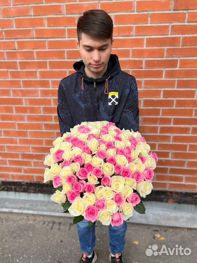 Букет 101 роза в ярком исполнении с доставкой