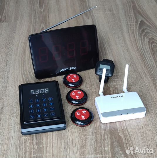 Кнопка вызова персонала, официанта, мастера и часы