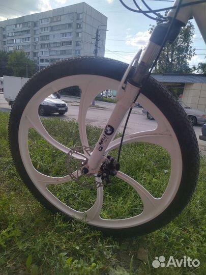 Велосипед на литых дисках BMW