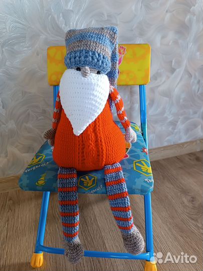 Гномик игрушка вязаная