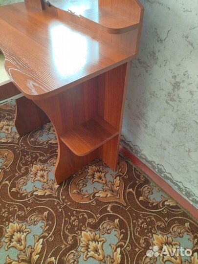 Туалетный столик с зеркалом