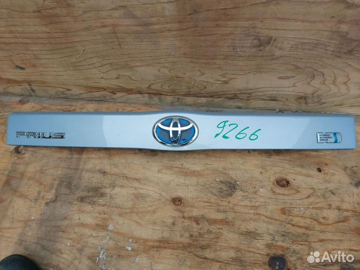 Накладка двери (крышки) багажника Toyota Prius 3