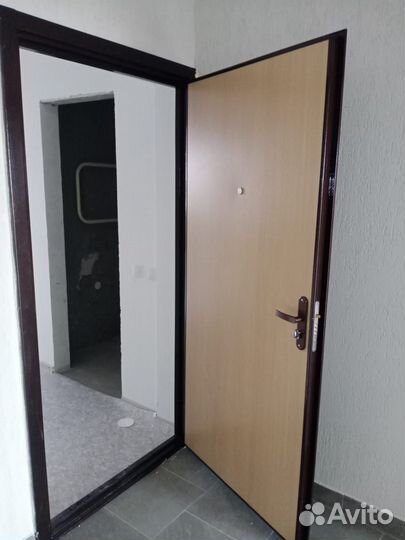 Дверь входная металлическая от застройщика