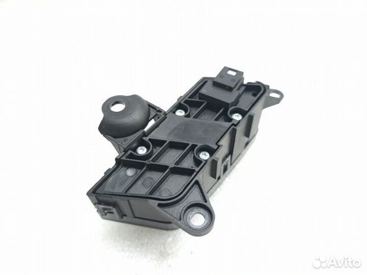 Кнопка центрального замка передняя левая