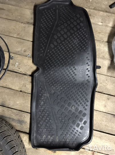 Резиновый коврик в багажник