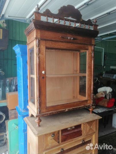 Старинный деревянный буфет высокий