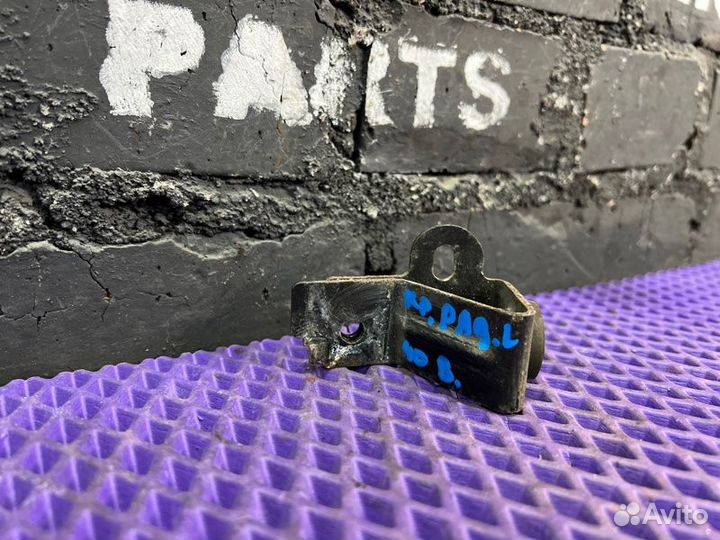 Крепление радиатора кондиционера левое Nissan