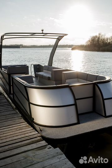 Моторный катамаран для туризма