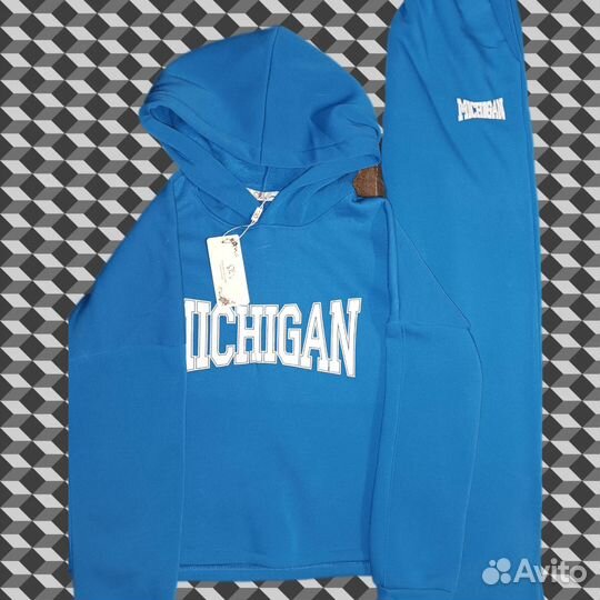 Спортивный костюм трендовый