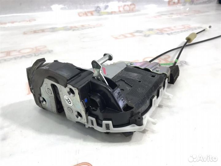 Замок двери задний правый Toyota prius ZVW30 2009