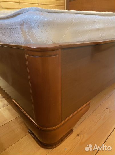 Кровать двуспальная деревянная
