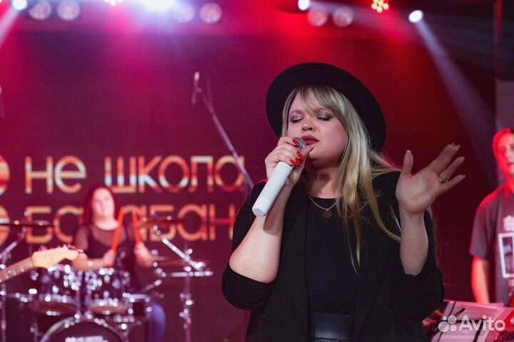 Певица, диджей, дискотека