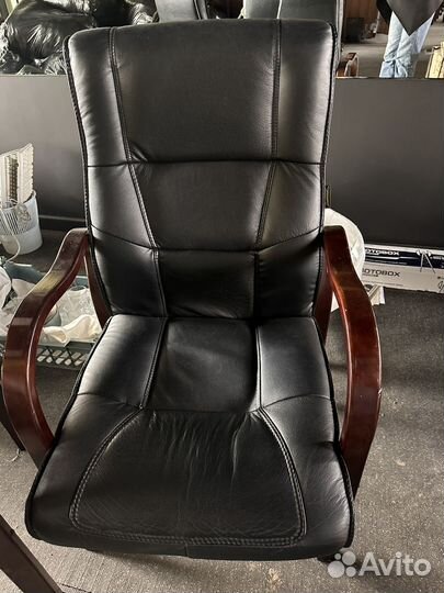 Офисное кожаное кресло
