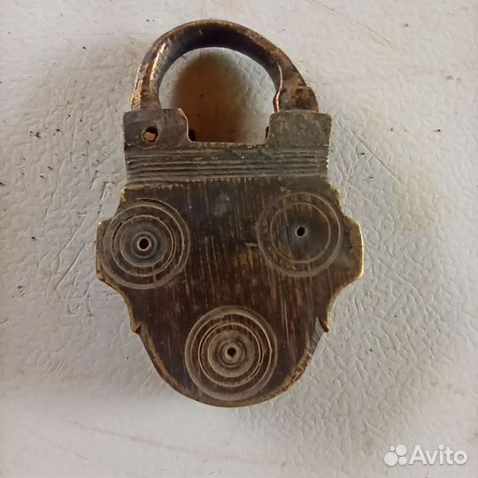 Замок бронзовый