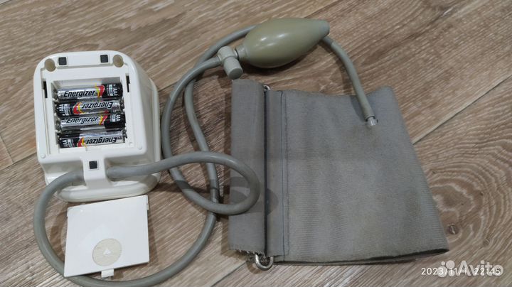 Цифровой полуавтоматический тонометр