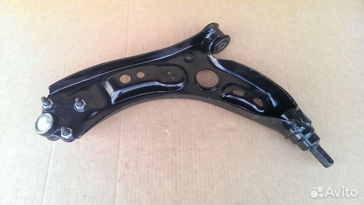 Новый передний рычаг Фольксваген Пассат Тигуан RH