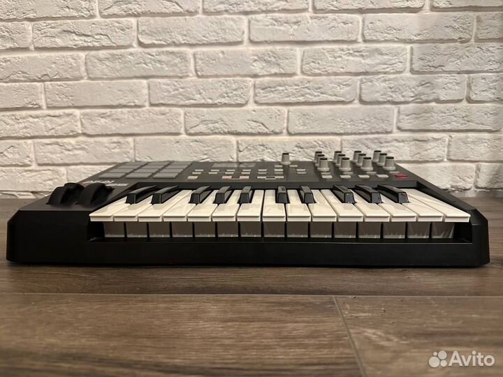 Midi клавиатура и контроллер akai MPK 25