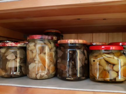 Домашние заготовки:огурцы, помидоры, варенье,грибы