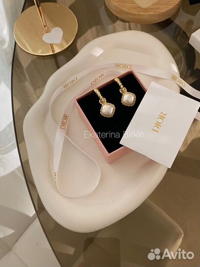 Серьги полу кольца с жемчужиной в золотом цвете